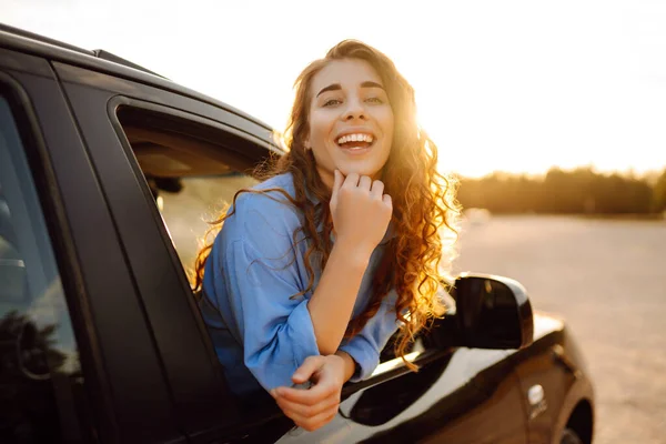 微笑的女人从车窗中享受大自然 你在开车旅行时感受到自由 汽车旅行 日落光 积极的生活方式 — 图库照片