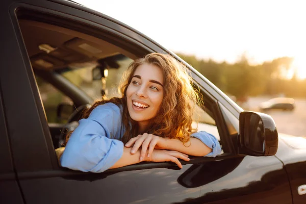 Усміхнена Жінка Вікна Автомобіля Насолоджується Природою Відчуваєте Свободу Під Час — стокове фото