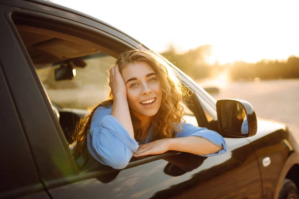 微笑的女人从车窗中享受大自然 你在开车旅行时感受到自由 汽车旅行 日落光 积极的生活方式 — 图库照片
