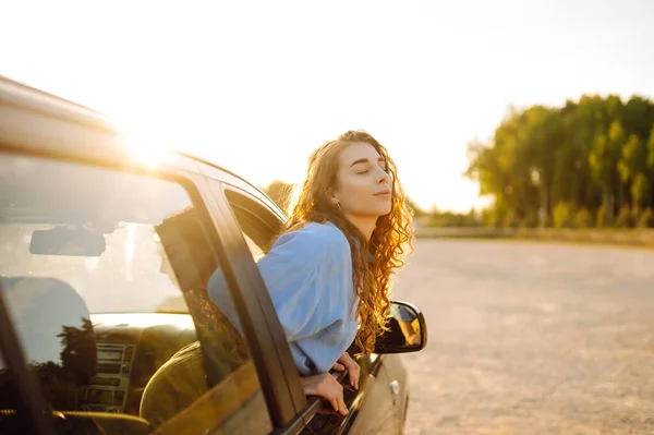 Mulher Sorridente Janela Carro Gosta Natureza Você Sente Liberdade Enquanto — Fotografia de Stock