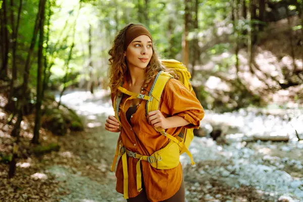Traveler Woman Yellow Hiking Backpack Walking Hiking Trail Forest Thicket — Stock Photo, Image