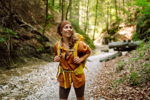 Seorang Wanita Pelancong Dengan Ransel Hiking Kuning Berjalan Sepanjang Jalan — Stok Foto