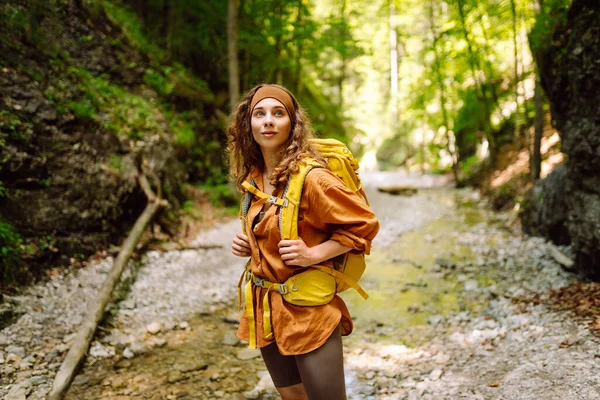 Мандрівна Жінка Жовтим Пішохідним Рюкзаком Йде Пішохідній Стежці Через Лісовий — стокове фото