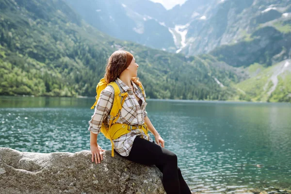 Wanita Wisatawan Yang Bahagia Dengan Ransel Kuning Besar Menikmati Pemandangan — Stok Foto