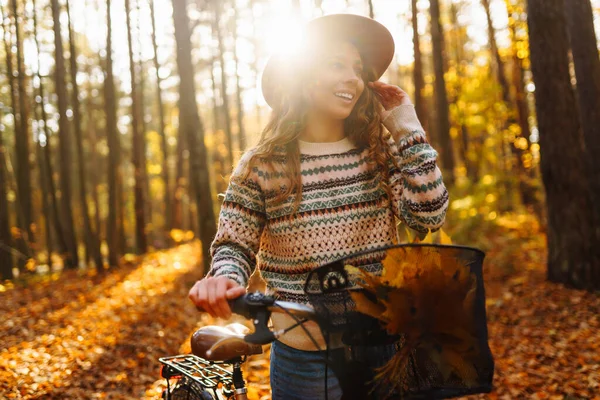 Χαμογελαστή Νεαρή Γυναίκα Καπέλο Και Ένα Κομψό Πουλόβερ Ποδήλατο Περπατά — Φωτογραφία Αρχείου