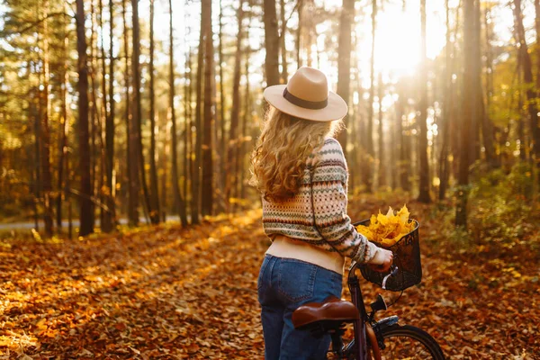 Smilende Ung Kvinde Hat Stilfuld Sweater Med Cykelgåture Nyder Efterårsvejret - Stock-foto