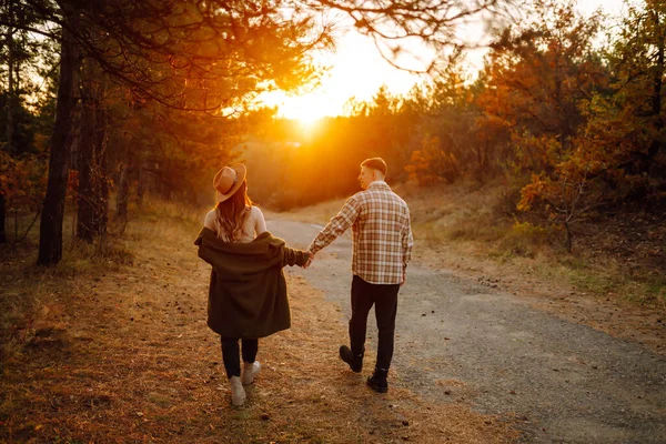 Gelukkige Paar Liefhebbers Casual Kleding Lopen Reizen Samen Door Het — Stockfoto