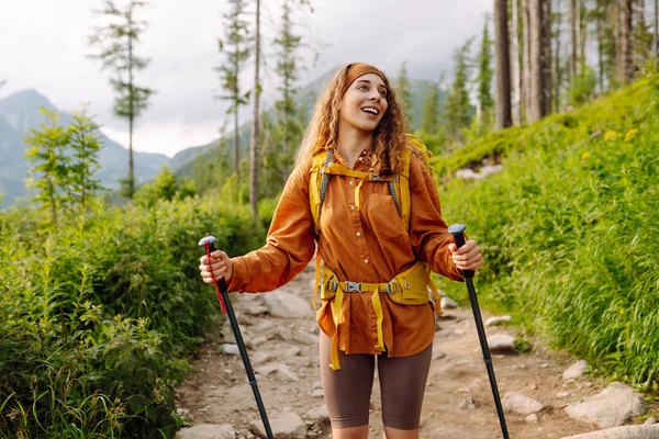 Wanita Turis Bergaya Dengan Ransel Kuning Dan Peralatan Hiking Berjalan — Stok Foto