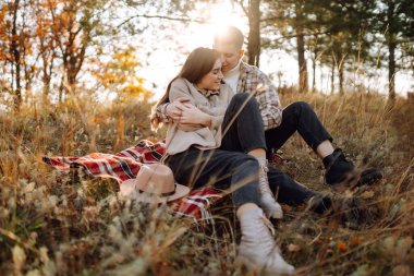 Birbirine aşık çiftler sonbahar parkında dinlenir ve birlikte yürürler. Tarz sahibi erkek ve kadın, sonbahar havasının tadını çıkarırlar. Aşk kavramı, ilişkiler, rahatlama.