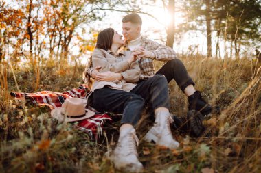 Birbirine aşık çiftler sonbahar parkında dinlenir ve birlikte yürürler. Tarz sahibi erkek ve kadın, sonbahar havasının tadını çıkarırlar. Aşk kavramı, ilişkiler, rahatlama.