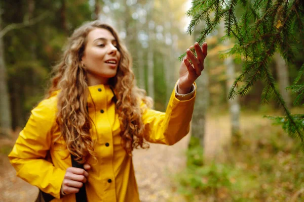 Turista Feminina Casaco Amarelo Com Uma Mochila Viajando Longo Caminho — Fotografia de Stock
