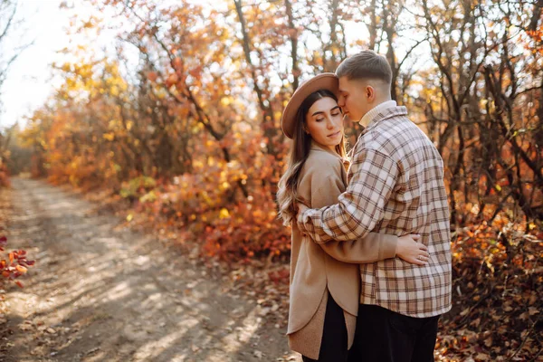 Para Zakochanych Odpoczywa Spaceruje Razem Jesiennym Parku Stylowy Mężczyzna Kobieta — Zdjęcie stockowe