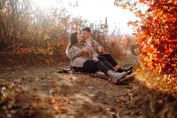Pár Zamilovaných Odpočívá Prochází Spolu Podzimním Parku Stylový Muž Žena — Stock fotografie