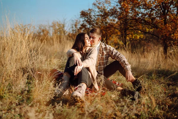 恋に落ちたカップルは秋の公園で一緒に散歩する スタイリッシュな男性と女性は秋の気候を楽しんでいます 人間関係 リラクゼーションの概念 — ストック写真