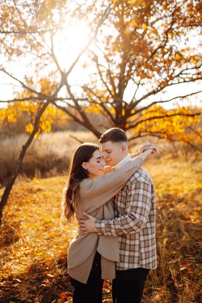 Para Zakochanych Odpoczywa Spaceruje Razem Jesiennym Parku Stylowy Mężczyzna Kobieta — Zdjęcie stockowe