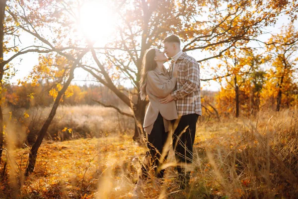 恋に落ちたカップルは秋の公園で一緒に散歩する スタイリッシュな男性と女性は秋の気候を楽しんでいます 人間関係 リラクゼーションの概念 — ストック写真