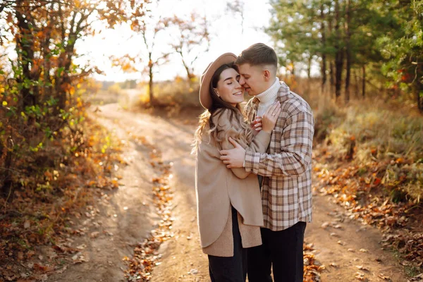 恋爱中的夫妻在秋天的公园里休息和散步 古板的男人和女人喜欢秋天的天气 放松的概念 — 图库照片