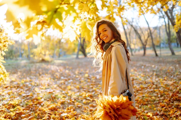 Jesiennym Parku Szczęśliwa Kobieta Stylowych Ubraniach Aparacie Świetnie Się Bawi — Zdjęcie stockowe