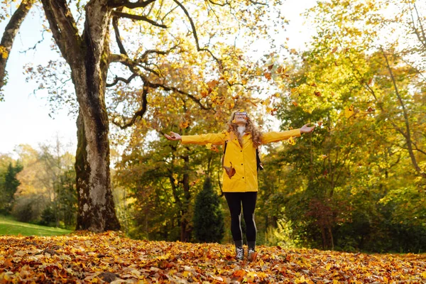 Caminhante Feminina Feliz Casaco Amarelo Andando Floresta Dourada Outono Mulher — Fotografia de Stock