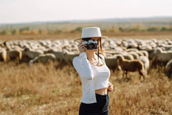 Femme Mode Dans Des Vêtements Élégants Chapeau Avec Une Caméra — Photo