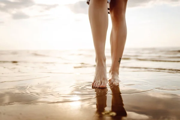 Close Pernas Jovem Caminhando Uma Onda Água Mar Areia Praia — Fotografia de Stock