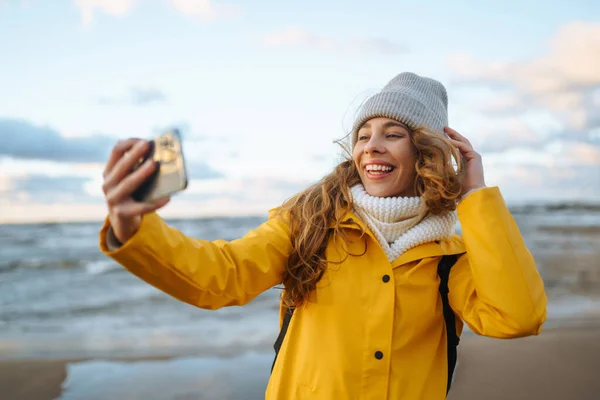 Wanita Musafir Dalam Mantel Kuning Laut Dengan Telepon Waktu Selfie — Stok Foto