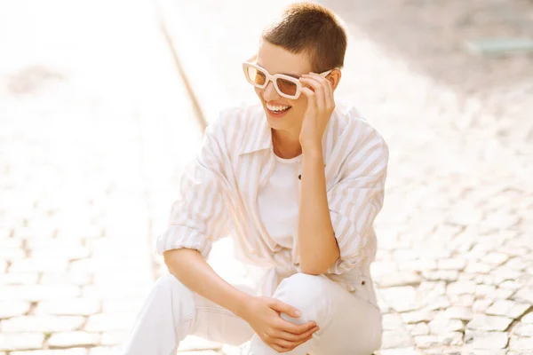 Hipsterska Kobieta Mody Stylowych Okularach Siedzi Krawężniku Ulicy Europie Ciesząc — Zdjęcie stockowe