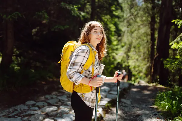 Yürüyüş Sarı Sırt Çantalı Sırıkla Gezen Kadın Gezgin Dağlarda Bir — Stok fotoğraf