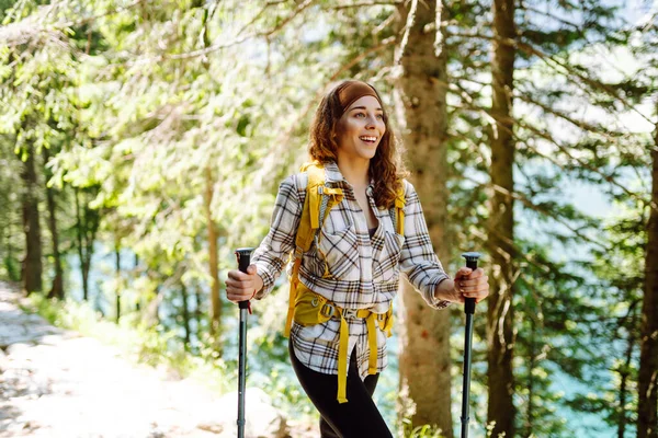 Wędrówki Kobieta Podróżująca Żółtym Plecakiem Wędrówkami Wędruje Szlakiem Górach Aktywny — Zdjęcie stockowe