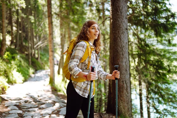 Mendaki Pelancong Wanita Dengan Ransel Kuning Dan Tiang Pendakian Berjalan — Stok Foto