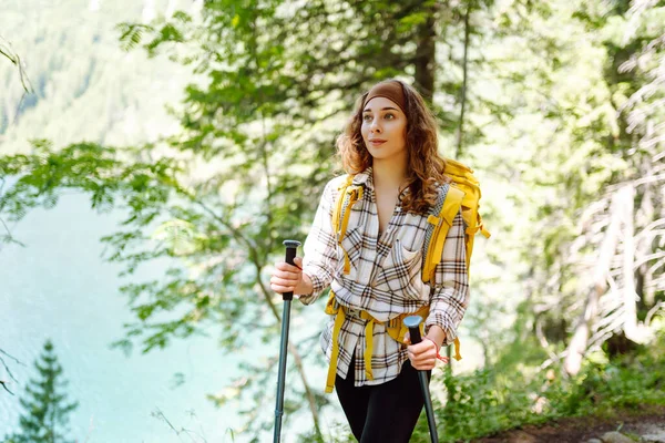 Hiking Female Traveler Yellow Backpack Hiking Poles Travels Trail Mountains — Stock Photo, Image