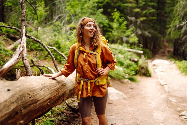 Podróżnik Żółtym Plecakiem Spaceruje Ścieżką Turystyczną Wśród Gór Lesie Kręcone — Zdjęcie stockowe