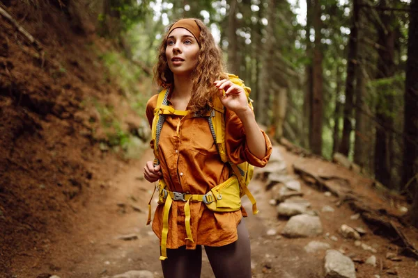 Pengembara Dengan Ransel Kuning Berjalan Sepanjang Jalan Hiking Antara Pegunungan — Stok Foto