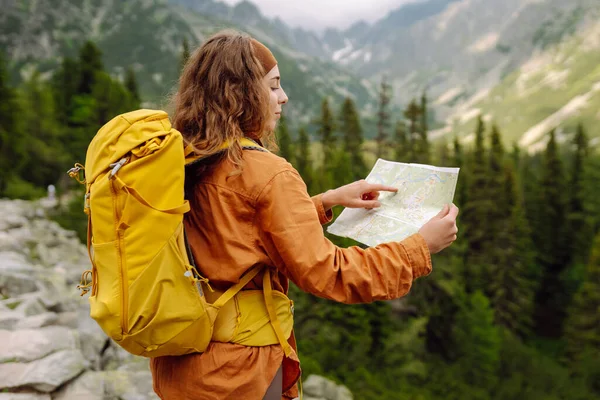 Vagabundos Elegante Jovem Viajante Com Uma Mochila Amarela Segura Mapa — Fotografia de Stock