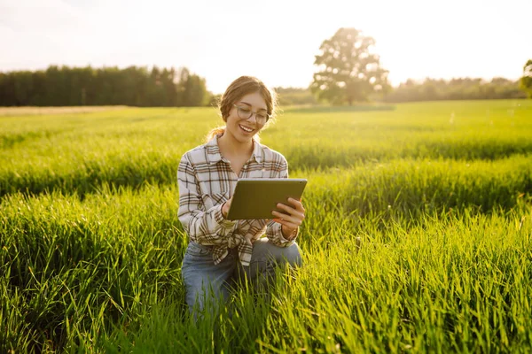 Wanita Petani Menggunakan Teknologi Modern Tablet Digital Untuk Pertanian Cerdas — Stok Foto