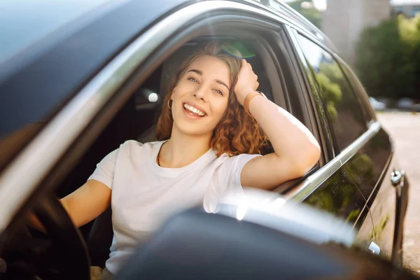 Uśmiechnięta Kobieta Prowadząca Samochód Atrakcyjna Kobieta Siedząca Fotelu Kierowcy Samochodu — Zdjęcie stockowe