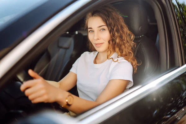 Lächelnde Frau Steuer Eines Autos Attraktive Frau Auf Dem Fahrersitz — Stockfoto