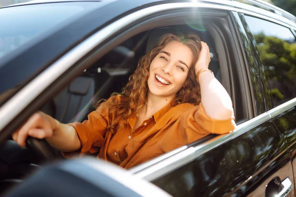 微笑的女人开车 迷人的女人坐在汽车司机的座位上 户外肖像画交通 生活方式的概念 — 图库照片