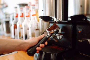 Kadın barmen kafede kahve makinesiyle içki hazırlıyor. Paket yemek..