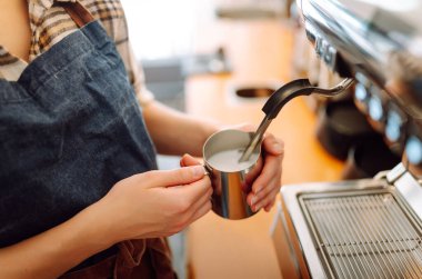 Kadın barmen kafede kahve makinesiyle içki hazırlıyor. Paket yemek..