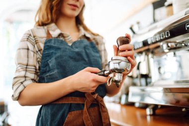 Kadın barmen kafede kahve makinesiyle içki hazırlıyor. Paket yemek..