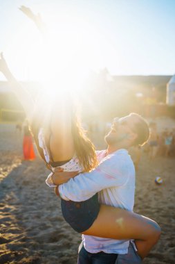 Farklı renklere boyanmış mutlu çift açık havada Holi Festivali 'nde iyi eğlenceler. Bahar tatili plaj partisi. Arkadaşlık, aşk, eğlence, tatil..