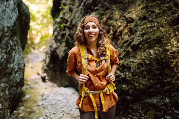 Жінка Мандрівник Пішохідно Жовтим Рюкзаком Досліджує Нові Місця Збирає Воду — стокове фото