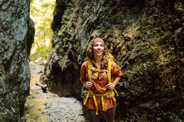 Woman Traveler Hiking Yellow Backpack Explores New Places Collects Water — Stock Photo, Image