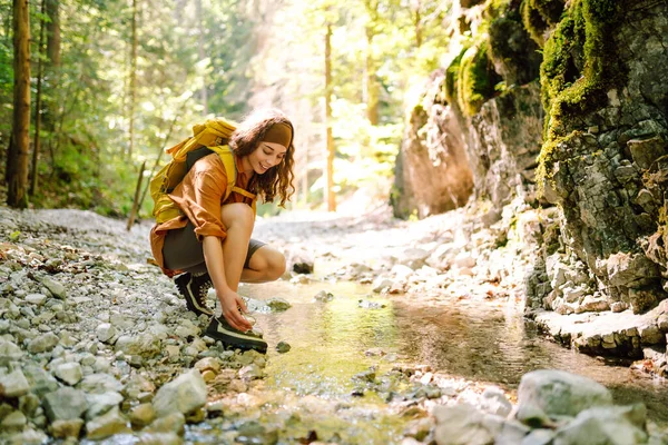 Perempuan Pelancong Dengan Ransel Kuning Hiking Menjelajahi Tempat Tempat Baru — Stok Foto