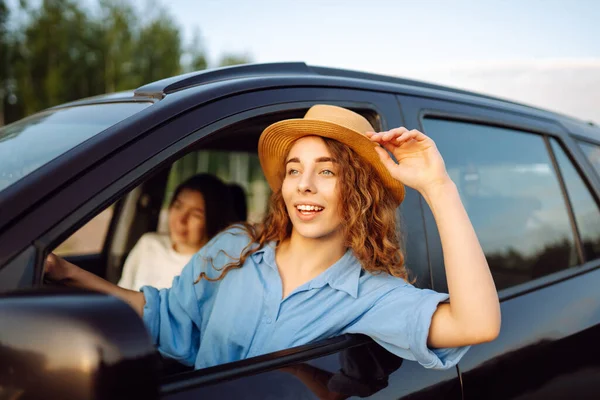 Zwei Frauen Reisen Mit Dem Auto Haben Spaß Schöne Freundinnen — Stockfoto