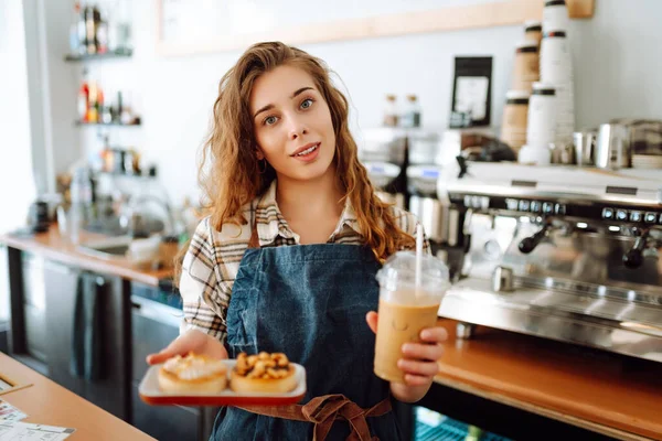 Jonge Coffeeshop Medewerker Met Afhaaldrankjes Desserts Bedrijfsconcept Voeding Mee Nemen — Stockfoto