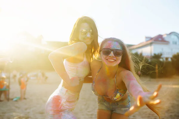 Twee Jonge Vrouwen Geschilderd Kleurrijke Verven Veel Plezier Het Holi — Stockfoto