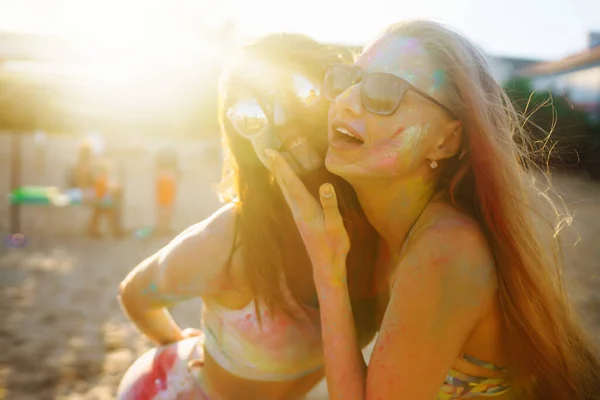 Twee Jonge Vrouwen Geschilderd Kleurrijke Verven Veel Plezier Het Holi — Stockfoto
