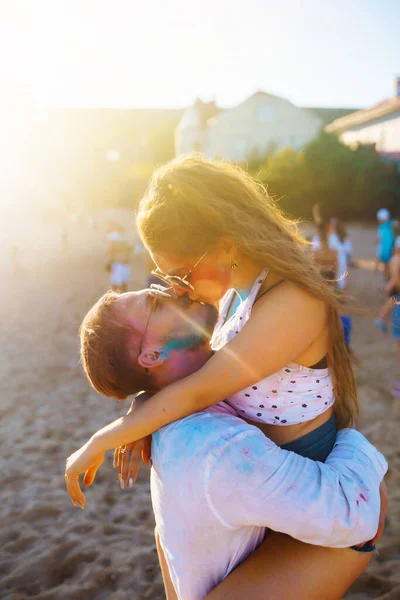 Pasangan Bahagia Yang Dicat Dengan Warna Berbeda Bersenang Senang Festival — Stok Foto